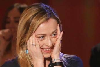Meloni e gli occhiali di Salvini: Gli danno immagine posata ma il colore... Meloni e gli occhiali di Salvini: Gli danno immagine posata ma il colore...